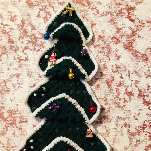 Christmas Tree 🎄 crochet with some ornaments - Picture 5 of 16